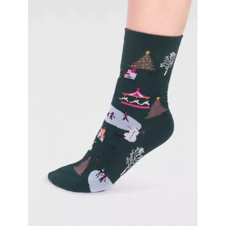 Chaussettes vertes foncées écologiques ornées de motifs festifs en viscose de bambou.