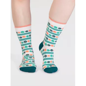 Ensemble éco-responsable de chaussettes avec illustrations de lamas et motifs floraux.