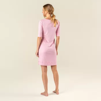 Chemise de nuit rose pour des nuits paisibles