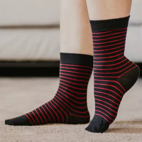 Chaussettes noires rayées rouge en coton biologique