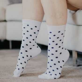 Chaussettes bio en coton imprimé pois noir fond blanc 1