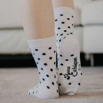 Chaussettes bio en coton imprimé pois noir fond blanc