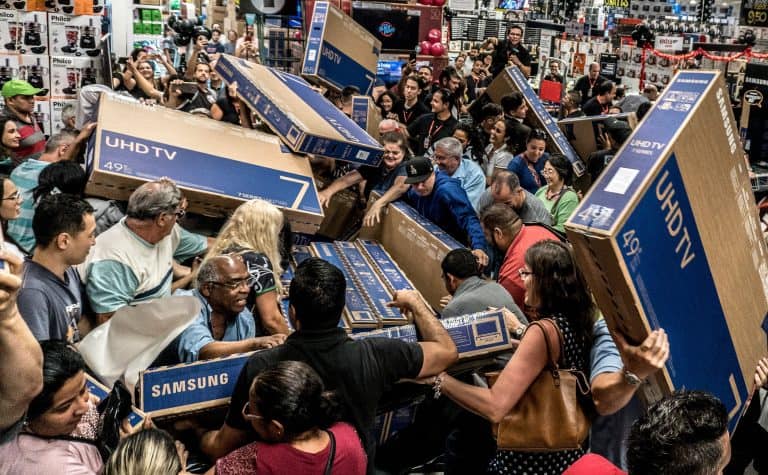 Foule se battant pour des télés