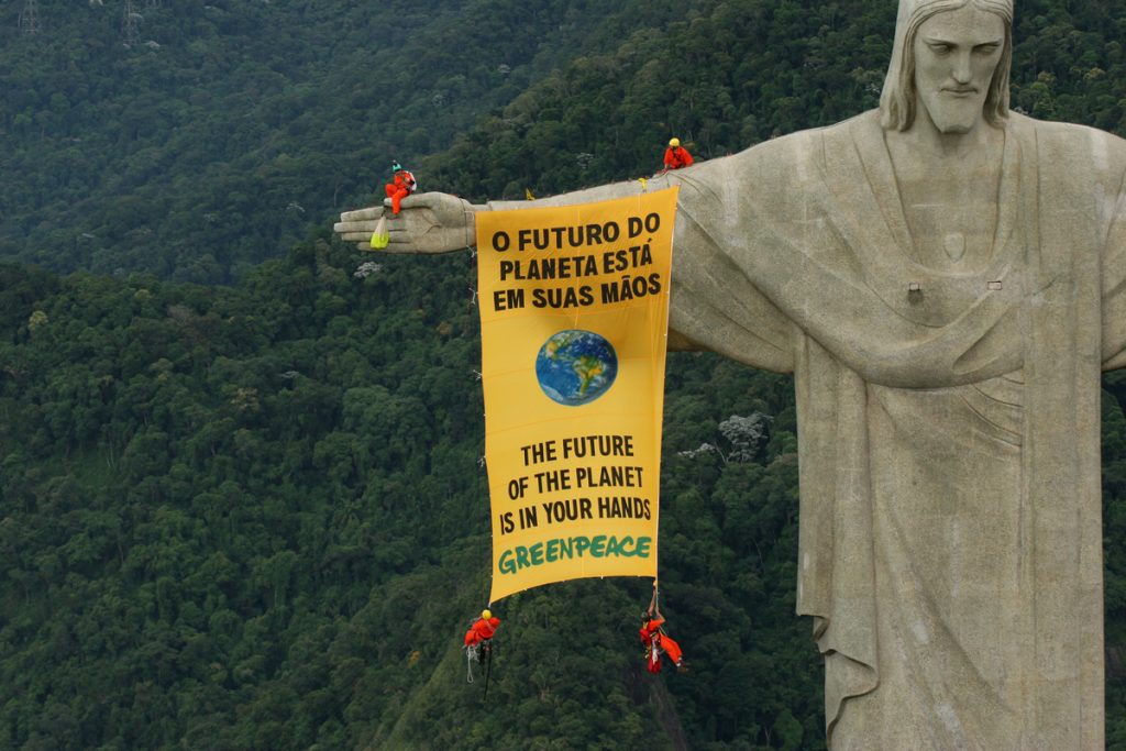 Image d'une action de greenpeace sur le christ rédempteur de rio de janeiro