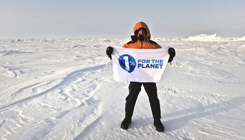 photo homme qui tient drapeau association 1 pour la planete