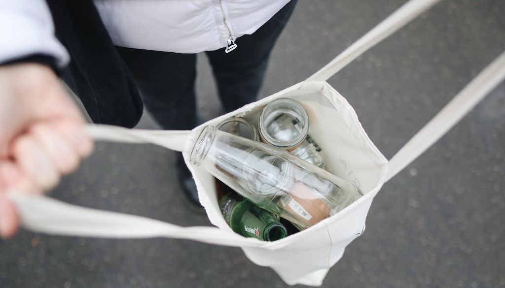 tote bag rempli de déchets de verre à recycler