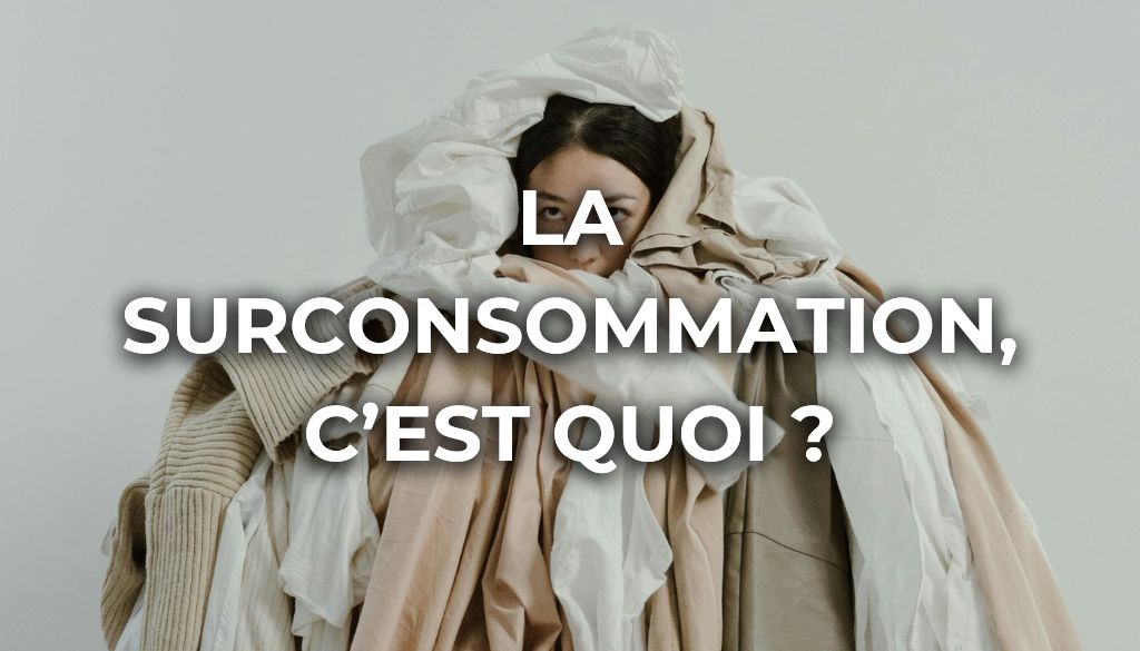 image illustration c est quoi la surconsommation, femme avec pleins de vêtements sur elle