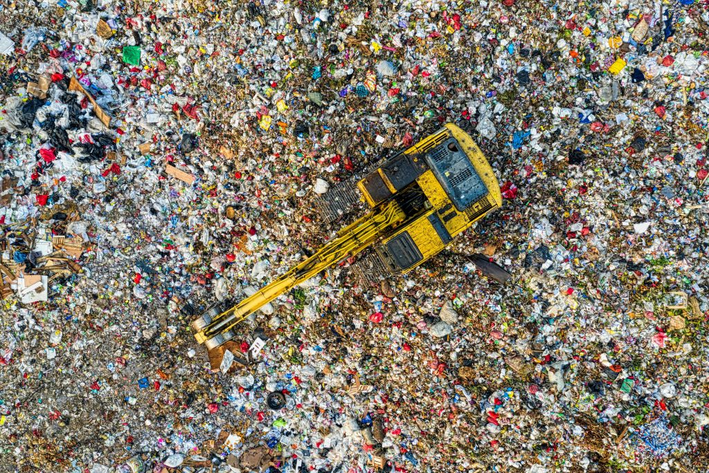 pelleteuse dans montagne de déchets